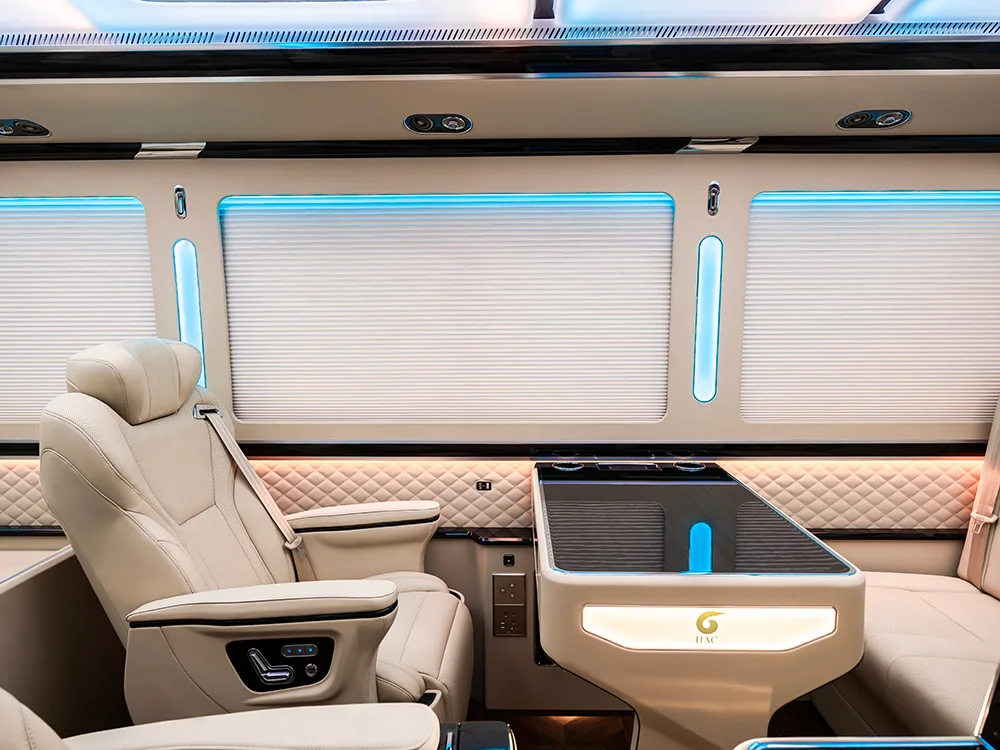 红旗国悦8座黑武士商旅版，原文配图6